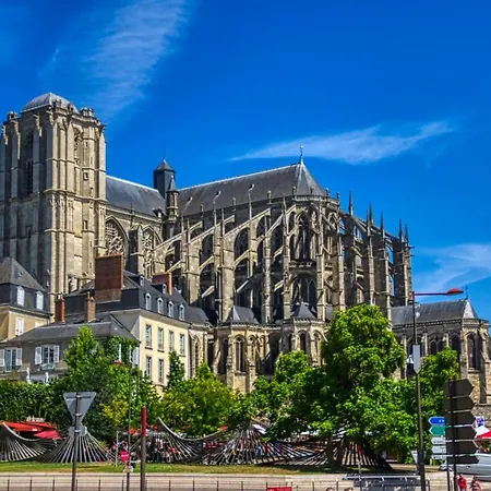 -- -- Situe Au Pied De La Cathedrale Et Du Vieux Mans !!!